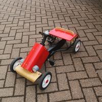 auto vintage in legno cavalcabile a pedali 