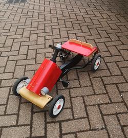 auto vintage in legno cavalcabile a pedali 