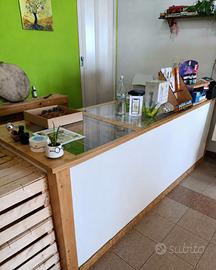 Bancone legno massiccio con vetri espositori