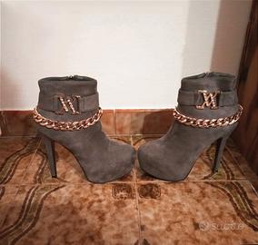 Stivaletti con tacco e catene grigi