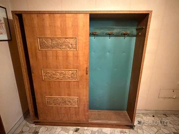 Armadio vintage in legno massello con specchio e i