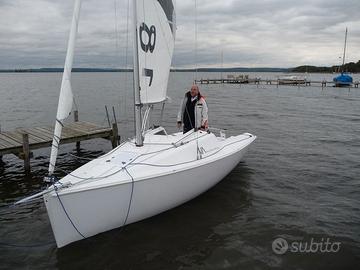 Barca a vela carrellabile deriva mobile e carrello