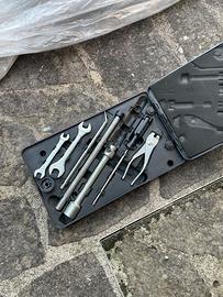 Kit attrezzi mitsubishi pajero V20 portellone