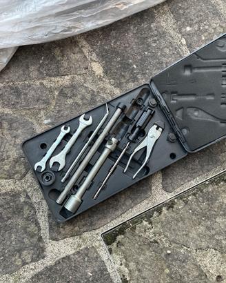 Kit attrezzi mitsubishi pajero V20 portellone
