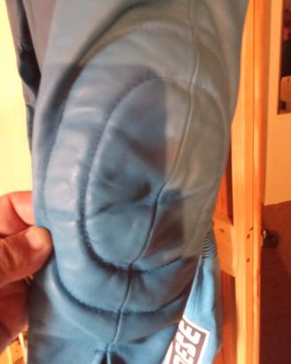 tuta Dainese per moto e stivaletti Alpinestar