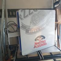 Insegna a muro nastro azzurro.