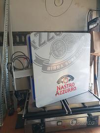 Insegna a muro nastro azzurro.