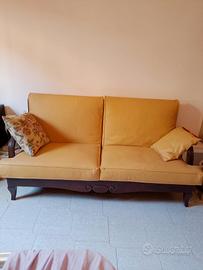 divano tre posti  in legno, cuscini pelle sintetic