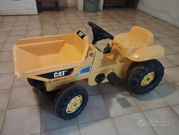 Trattore a pedali per bambini 