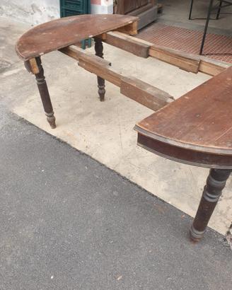 Tavolo in noce allungabile .