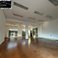 LOCALE COMMERCIALE ANGOLARE 100mq CON 4 VETRINE -