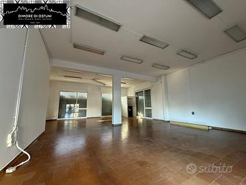LOCALE COMMERCIALE ANGOLARE 100mq CON 4 VETRINE -