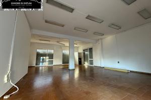 LOCALE COMMERCIALE ANGOLARE 100mq CON 4 VETRINE -