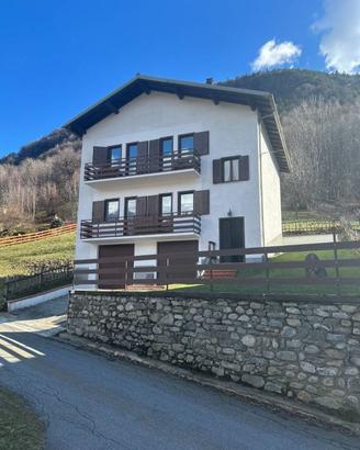 Villa di 200 m² con più di 5 locali e box auto dop