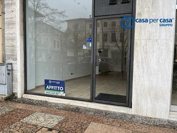 NEGOZIO VETRINATO ZONA CENTRALE