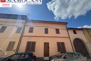 Casa di circa 250 mq, in buono stato, con giardino