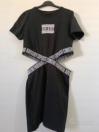 Vestito nero con stampa "Parental Advisory"