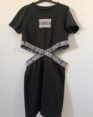 Vestito nero con stampa "Parental Advisory"