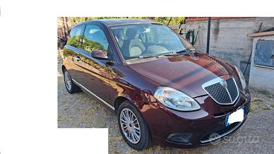 BELL.ISSIMA LANCIA Y "ENTRA E LEGGI"