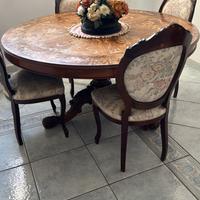 Tavolo in stile con 4 sedie