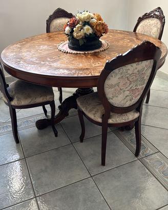 Tavolo in stile con 4 sedie