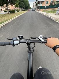 Bicicletta elettrica Maserati rossa