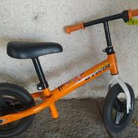 BICICLETTA SENZA PEDALI PER BAMBINO/A