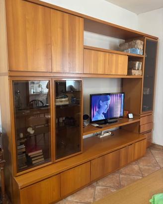 Mobile di legno da salotto