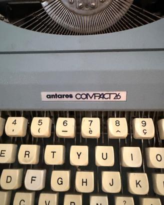 Dischi vinile, macchina da scrivere, cucire e elet
