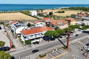 6 LOCALI A ROSETO DEGLI ABRUZZI
