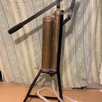 Vecchia pompa manuale per pittori