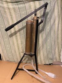 Vecchia pompa manuale per pittori