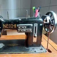 Macchina da cucire d’epoca. Necchi