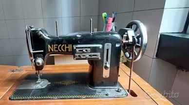 Macchina da cucire d’epoca. Necchi