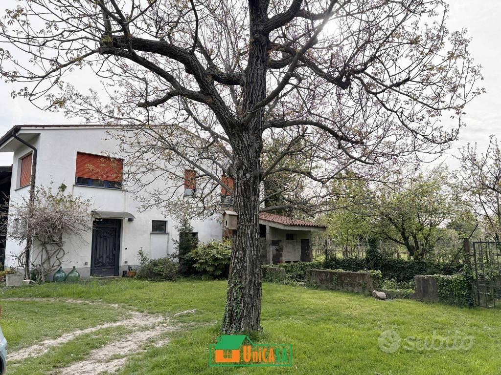 Rustico / Casale di 130 m² con 4 locali e box auto - Vista 3