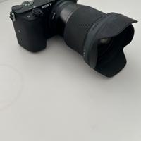 Fotocamera Sony A6400 con obiettivo Sigma 16mm