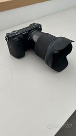 Fotocamera Sony A6400 con obiettivo Sigma 16mm