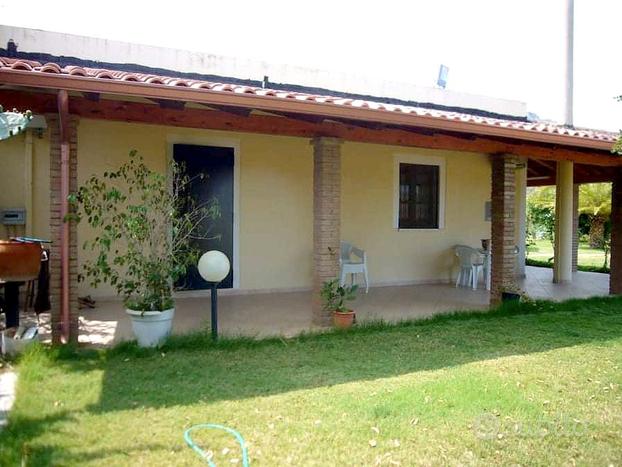 Casa indipendente con giardino e terreni a Sarroch