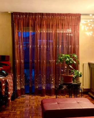 Tenda pregiata velata  bordeaux con ricami oro