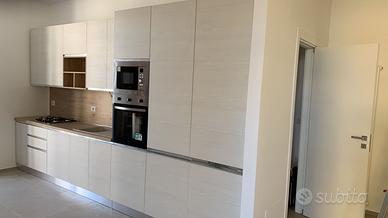 Luminoso appartamento 2 camere, 2 bagni, cucina