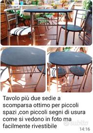 Tavolo salva spazio con sedie a scomparsa 