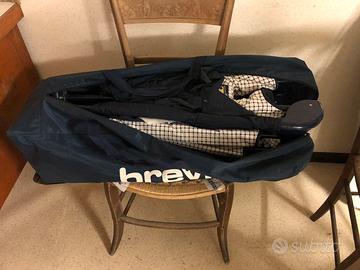 Vecchio lettino da campeggio per bambini