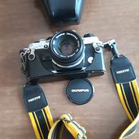 Macchina fotografica Olimpus OM 10 e accessori