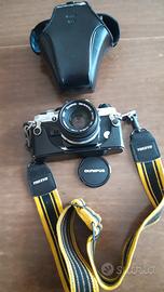 Macchina fotografica Olimpus OM 10 e accessori