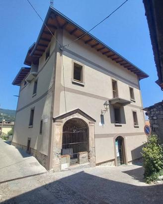 Casa indipendente di 480 m² con più di 5 locali a 