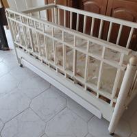 Lettino con sponde in legno telescopiche