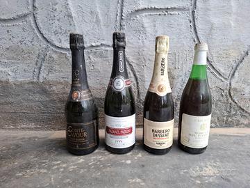 Bottiglie vintage di vino, spumante e liquore
