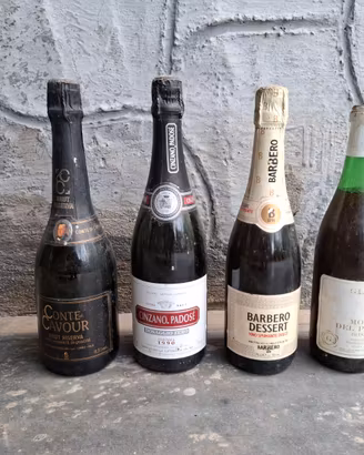 Bottiglie vintage di vino, spumante e liquore