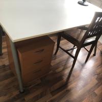 Scrivania con cassettiera Ikea