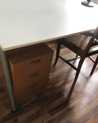 Scrivania con cassettiera Ikea